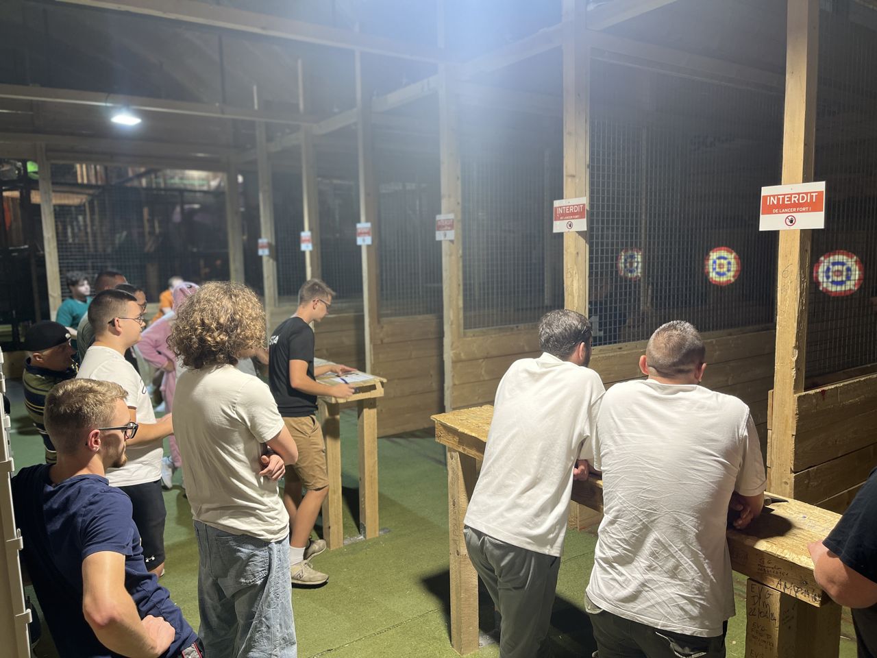 Session de lancer de hache en groupe chez Team Square